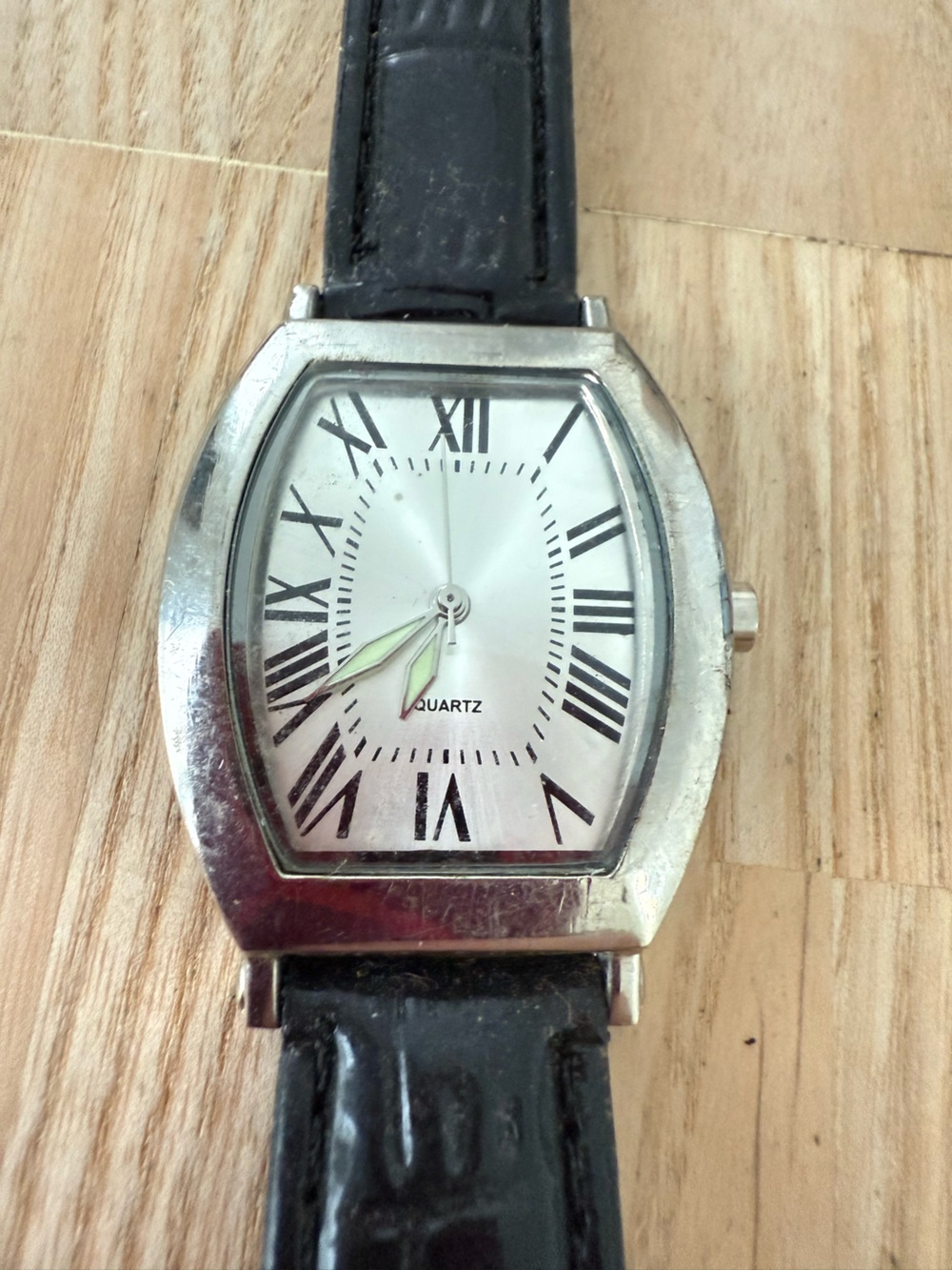 Unbranded silver tone and black leather watch NEW BATTERY